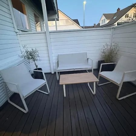 Lys Og Moderne Enebolig Naer Appartement