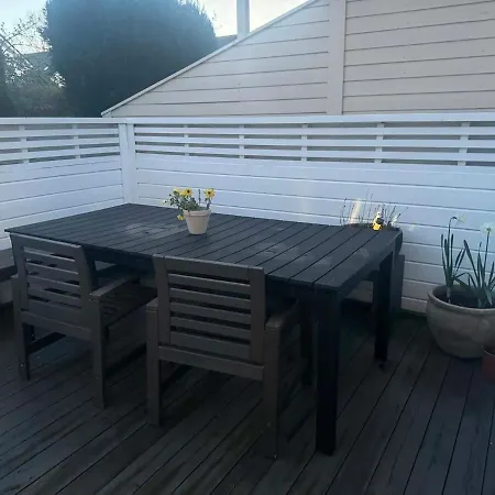 Lys Og Moderne Enebolig Naer Appartement
