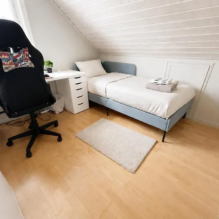 Lys Og Moderne Enebolig Naer Appartement